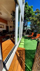 een kamer met een veranda met een groen gazon bij Apartments Viki in Split