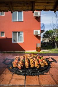 A vendégházban sütögetési lehetőséget kínál a vendégeknek