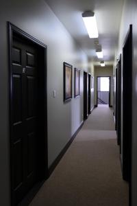 un couloir d'un immeuble de bureaux avec des portes et des peintures dans l'établissement Gîte le 812, à Québec