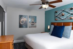 - une chambre avec un lit et un ventilateur de plafond dans l'établissement Club Wyndham Riverside Suites, à San Antonio