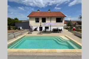 una villa con piscina di fronte a una casa di Le Clos Saint Vincent maison avec piscine a Vauciennes