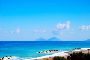 un grupo de personas en una playa en el océano en In Riva al Mare B&B, en Capo dʼOrlando