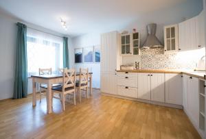 una cucina con tavolo e sala da pranzo di Lipno 35 - Lipno In a Lipno nad Vltavou