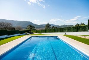Bazén v ubytovaní Casa Mirestany- Wonderful house with amazing views alebo v jeho blízkosti