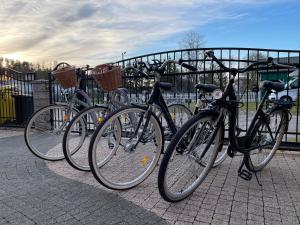 un grupo de bicicletas estacionadas junto a una valla en Domek letniskowy, en Świnoujście