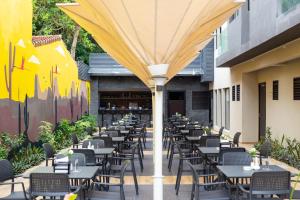 Silver Moon Hotel餐廳或用餐的地方