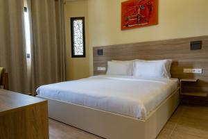 Silver Moon Hotel房間的床