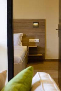 Silver Moon Hotel房間的床