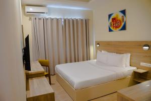Silver Moon Hotel房間的床