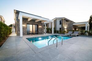 Piscine de l'établissement Terra Olivia Luxury Villas and Suites ou située à proximité