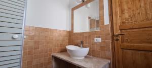 a bathroom with a toilet and a sink at Azienda Agrituristica La Janna di la Faj in Budoni