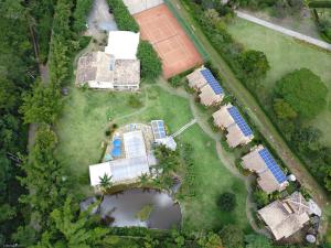 uma vista aérea de uma casa com um lago em Pousada Cantagalo em Itaipava