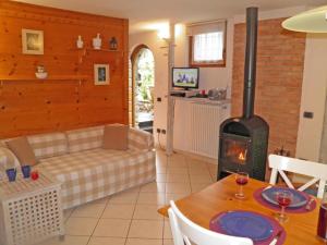 ein Wohnzimmer mit einem Sofa und einem Holzofen in der Unterkunft Trebbiano in Gravedona