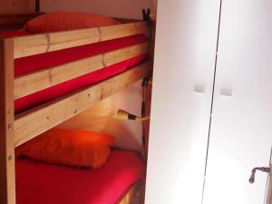 Un dormitorio con dos literas con sábanas rojas. en Trebbiano, en Gravedona 19 fotos más