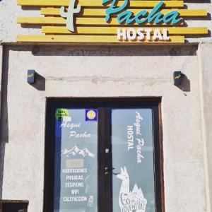 蒂爾卡拉的住宿－Hostal Asqui Pacha，餐厅门上方的标志