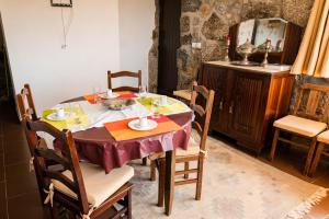 een eetkamer met een tafel en stoelen bij Casa do Amial in Castelo de Paiva