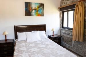 En eller flere senge i et værelse på Casa do Amial