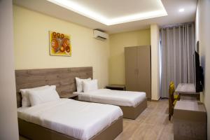 Silver Moon Hotel房間的床