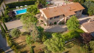 an overhead view of a house with a swimming pool at Podere Osteria in Pienza
