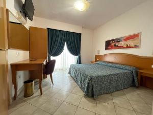 Postel nebo postele na pokoji v ubytování Roses Hotel + 37 fotografií