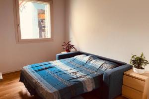 Un dormitorio con una cama azul y una ventana en Viareggina con giardino en Marina di Pisa