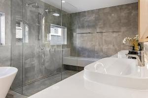 Koupelna v ubytování Luxury 5-floor Unit with Ocean Views near Beach