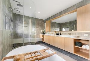Vannituba majutusasutuses Luxury 5-floor Unit with Ocean Views near Beach
