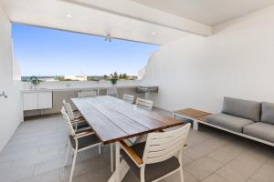 Rõdu või terrass majutusasutuses Luxury 5-floor Unit with Ocean Views near Beach