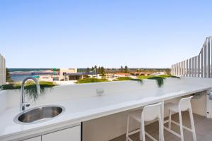 Rõdu või terrass majutusasutuses Luxury 5-floor Unit with Ocean Views near Beach