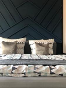 sypialnia z dużym łóżkiem z niebieską ścianą w obiekcie Haus Geiger w mieście Hörbranz