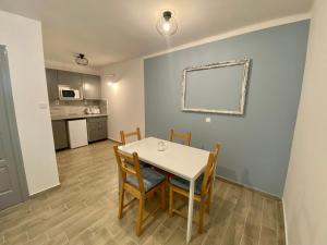 Kuchyňa alebo kuchynka v ubytovaní Pacsirta Apartman Grand