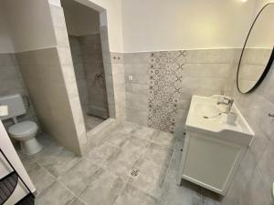 Kúpeľňa v ubytovaní Pacsirta Apartman Grand + 26 fotografií