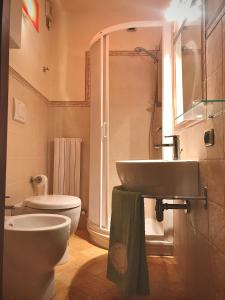 La salle de bains est pourvue d'un lavabo et de toilettes. dans l'établissement Casa Vacanze San Francesco, à Assise