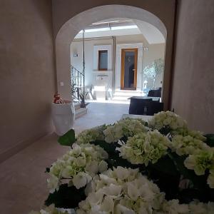 a bunch of white flowers sitting on the floor in a room at Ginevra Boutique Rooms - Palazzo Leosini - Residenze D'Epoca in LʼAquila