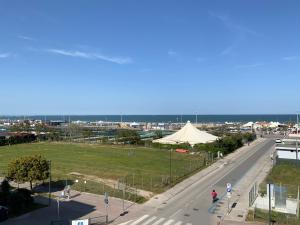 Blick auf eine Straße mit einem Zelt und einem Feld in der Unterkunft Al Mare apartment in Chioggia