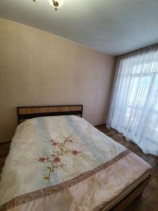 Un dormitorio con una cama grande con flores. en Яровиця.Промінь, en Lutsk