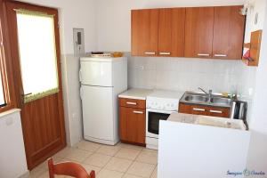 Kuchyňa alebo kuchynka v ubytovaní Apartment in Pisak with sea view, terrace, air conditioning, Wi-Fi (4722-5)