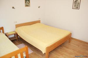 เตียงในห้องที่ Apartment in Pisak with sea view, terrace, air conditioning, Wi-Fi (4722-5)