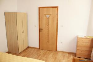 Fotografia z galérie ubytovania Apartment in Pisak with sea view, terrace, air conditioning, Wi-Fi (4722-5) v Pisaku