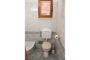 Kúpeľňa v ubytovaní Apartment in Pisak with sea view, terrace, air conditioning, Wi-Fi (4722-5)