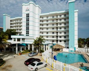 een hotel met een zwembad voor een gebouw bij Discovery Beach Resort, a VRI resort in Cocoa Beach