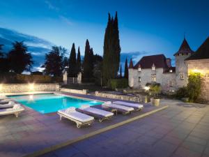 Swimmingpoolen hos eller tæt på Château La Colombie