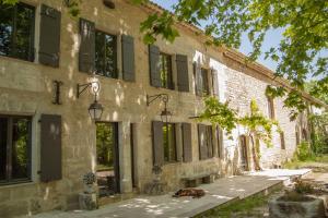 a dog laying on the ground in front of a building at Domaine Cap Rubis in Paradou