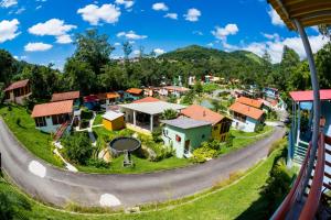 un modelo de un pequeño pueblo en una carretera en Pousada Suarez, en Penedo