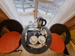 Příslušenství pro přípravu čaje a kávy v ubytování Chautari Boutique Hotel