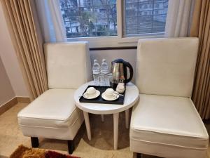 Příslušenství pro přípravu čaje a kávy v ubytování Chautari Boutique Hotel