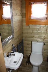 A bathroom at Villa Emilia - Gemütliches kinderfreundliches Blockhaus mit umzäuntem Garten