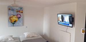 uma sala de estar com uma televiso na parede em Casa Dr. Saba em Belmonte