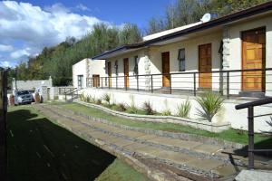 uma casa com um passadiço de pedra em frente em Citystay West em Maseru