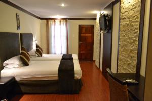 Giường trong phòng chung tại Citystay West